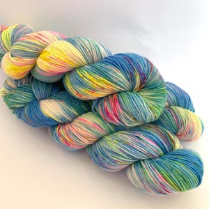 Super weiche Merinowolle, handgefärbtes Garn in gelb und lila, 300 m in 100 Gramm, Garn für Tücher, Geschenk für Sie, Stricken, Häkeln