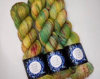 Lime Green Mustard Hand Dyed Sock Yarn 80 Merino 20 Nylon, Speckled Fingering Weight Yarn 100g 400m Variegated Merino Yarn, indie dyed wool