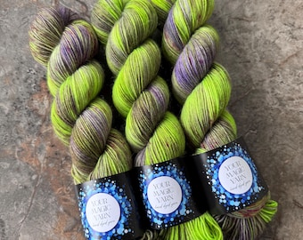 Hand Dyed Sock Yarn Fingering Weight, Lime Green and Purple Merino Nylon Yarn 400m/100g, Speckled Wool Yarn for Knitting and Crochet