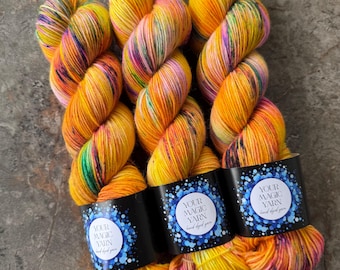 Multicolor Speckled Hand Dyed Yarn, 80/20 Merino Polyamide, Golden Yellow Purple Fingering Weight Wool, Rainbow Skein for Knitting Crochet