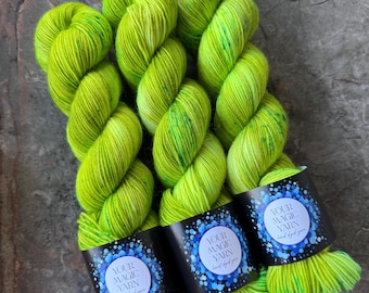 Lime Green Hand Dyed Sock Yarn, 80/20 4 ply Merino Fingering Weight, Neon Chartreuse Speckled Wool, Bright Wool Skein for Knitting Crochet