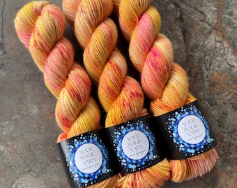 Peach and Pink Hand Dyed Yarn, 80 Merino 20 Nylon, 400m Fingering Weight Wool, Sunset Speckled Sock Yarn, Handdyed Yarn for Socks Shawls