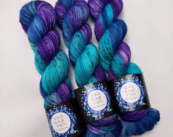 Handfärgat sockgarn blålila mångfärgat, merino nylon 80/20, fingertjock ull, mjukt spräckligt garn för stickning och virkning