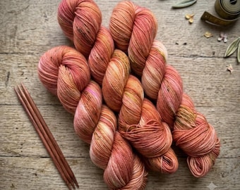 Hand Dyed Sock Yarn, 80 Merino 20 Nylon, Speckled Peachy Coral Sock Blank, Fingering Weight Soft Wool Yarn for Knitting and Crochet 400m,