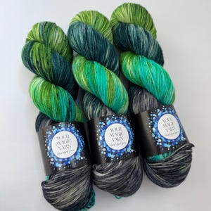 Hilo teñido a mano para calcetines, madeja de 100 g, lana merino y nailon, grosor de dedo, regalo para tejer, calcetines de punto, hilo de color, regalo para Navidad