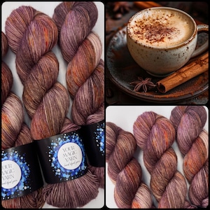 Peut inclure: Écheveaux de fil teint à la main présentant un mélange varié de tons violet profond, brun chaud et orange subtil. Chaque écheveau est enveloppé dans une étiquette en papier noir avec des accents circulaires bleus et le texte "YOUR MAGIC YARN hand dyed yarn".
