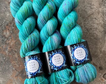 Hand Dyed Yarn Fingering Weight, Turquoise Speckled Merino Sock Yarn, Aqua Blue Green Soft Wool Skein for Knitting Crocheting, 400m 100g