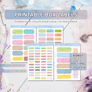Op de afbeelding: Een set printbare dooslabels met vier vellen rechthoekige stickers in diverse pastelkleuren. De vellen bevatten de tekst 4 SHEET (90x130 mm), PDF + PNG + Cut File en Printable Box Labels. Dit zijn doe-het-zelf sticker vellen.