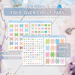 Puede incluir: Pestañas circulares plegables imprimibles en colores pastel. La imagen muestra cuatro hojas de pegatinas con diseños de lazo y óvalo. El texto dice "Printable Fold-Over Circle Tabs". Las hojas miden 90x130 mm.