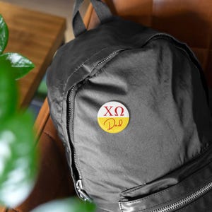 Pin redondo de la hermandad Chi Omega/Espíritu de papá Chi O/Regalo de hermandad universitaria/Regalo de reclutamiento/Regalo de la semana de los padres/Estilo de portón trasero/Pin con letra griega/