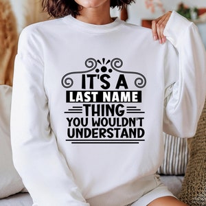 È una cosa del cognome Svg personalizzato, è una cosa vuota, non capiresti, stampa personalizzata del nome della famiglia, design personalizzato di magliette per la famiglia