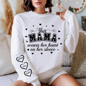 Custom Diese Mama Trägt ihr Herz auf ihrem Ärmel SVG PNG Fügen Sie Ihre eigenen Namen hinzu Mama svg Kinder Namen Muttertagsgeschenk Geschenk für ihr Mamaleben