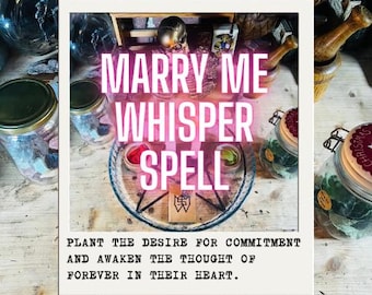 Può includere: Un piatto in vetro con un disegno di pentagramma nero, circondato da diversi barattoli di vetro con coperchi in metallo, mortai in legno e una piccola scatola di legno. Il testo recita: MARRY ME WHISPER SPELL. PLANT THE DESIRE FOR COMMITMENT AND AWAKEN THE THOUGHT OF FOREVER IN THEIR HEART.