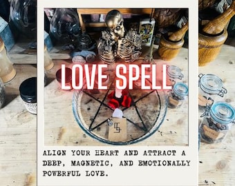 Puede incluir: Un plato de vidrio con un diseño de pentagrama negro, una vela rosa central, pétalos de rosa rojos y una pequeña etiqueta con las letras SG. El texto LOVE SPELL y ALIGN YOUR HEART AND ATTRACT A DEEP, MAGNETIC, AND EMOTIONALLY POWERFUL LOVE es visible.