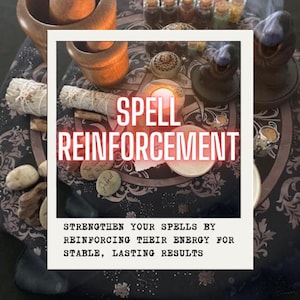 Puede incluir: Una disposición de herramientas espirituales, incluyendo un mortero y un pilón, velas, piedras y botellas. La imagen presenta el texto "SPELL REINFORCEMENT" y "STRENGTHEN YOUR SPELLS BY REINFORCING THEIR ENERGY FOR STABLE, LASTING RESULTS". Los elementos están dispuestos sobre una tela estampada.