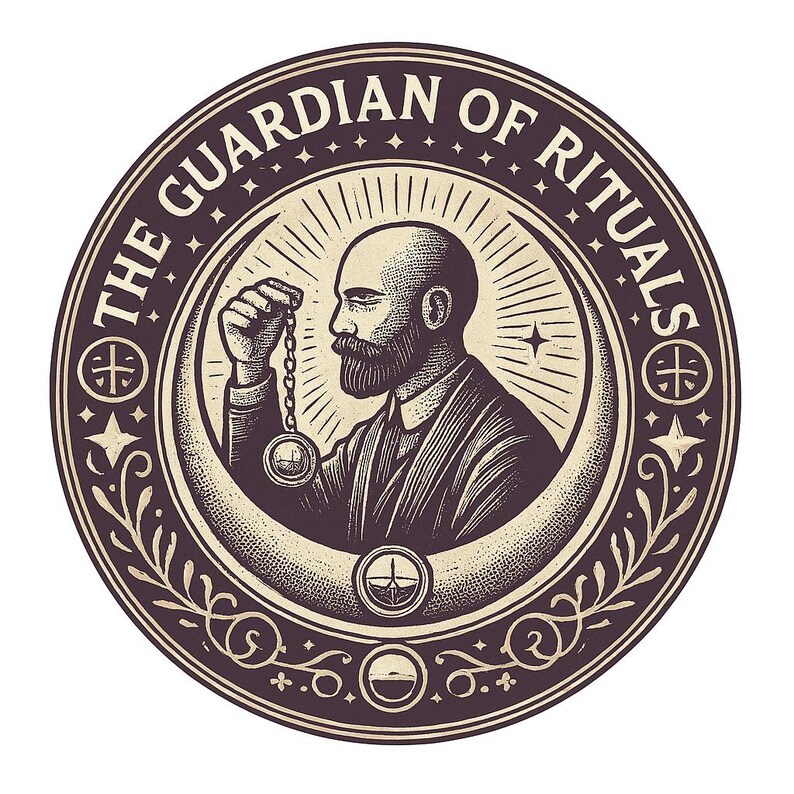 Puede incluir: Ilustraci&oacute;n circular de un hombre con barba sosteniendo un reloj de bolsillo con una cadena. El texto "THE GUARDIAN OF RITUALS" rodea la imagen. El dise&ntilde;o incluye estrellas, una luna creciente y elementos decorativos de estilo vintage.