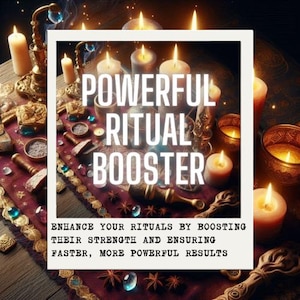 Puede incluir: Imagen con velas, herramientas rituales y el texto "POWERFUL RITUAL BOOSTER". La escena se desarrolla sobre una mesa con un paño granate, adornada con varios objetos. El texto anima a mejorar los rituales para obtener resultados más rápidos y poderosos.