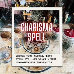 Puede incluir: Un plato de cristal con un diseño de pentagrama negro, rodeado de varios tarros de cristal con tapas de madera, una vela roja y un pequeño mortero de madera. La imagen incluye el texto CHARISMA SPELL y UNLOCK YOUR ALLURE, DRAW EVERY EYE, AND LEAVE A DEEP UNFORGETTABLE IMPRESSION.
