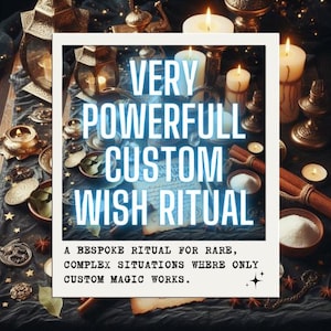 Może przedstawiać: Zestaw trzech białych wazonów ceramicznych o żebrowanej fakturze. Najwyższy wazon ma około 25 cm wysokości, średni 20 cm, a najmniejszy 15 cm. Wazony mają różne wysokości.