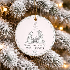 Crèche personnalisée, Ornement de Noël « Paix sur Terre », Ornement en céramique personnalisé avec le nom de famille, Cadeau souvenir religieux