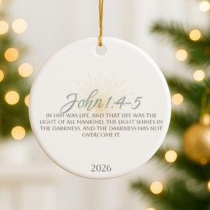 Adorno de Juan 1:4-5, Adorno navideño "La luz brilla en la oscuridad", Adorno de cerámica con versículo bíblico, Regalo cristiano de recuerdo