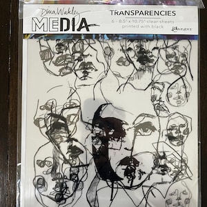 Puede incluir: Un paquete de transparencias Dina Wakley Media. El paquete contiene seis hojas transparentes de 21,6 cm x 27,3 cm impresas con tinta negra. Las hojas presentan dibujos lineales abstractos de rostros.