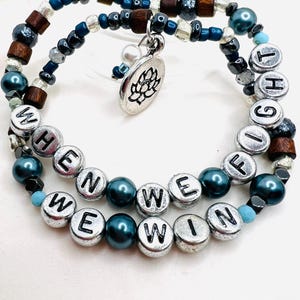 Cuando luchamos ganamos, 2 pulseras apilables con dije de loto