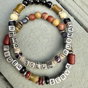 Pulseras solidarias con frase en latín Fidem Serva ("Mantén la fe, mantente fiel") Pulsera de cuentas - 100 % de los ingresos donados - Asistencia legal para denunciantes