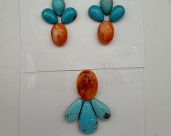 Puede incluir: Tres grupos de piedras preciosas pulidas dispuestas sobre papel blanco. Dos grupos presentan tres piedras turquesa en forma de lágrima sobre una piedra naranja ovalada. Un grupo presenta una piedra naranja ovalada sobre tres piedras turquesa.