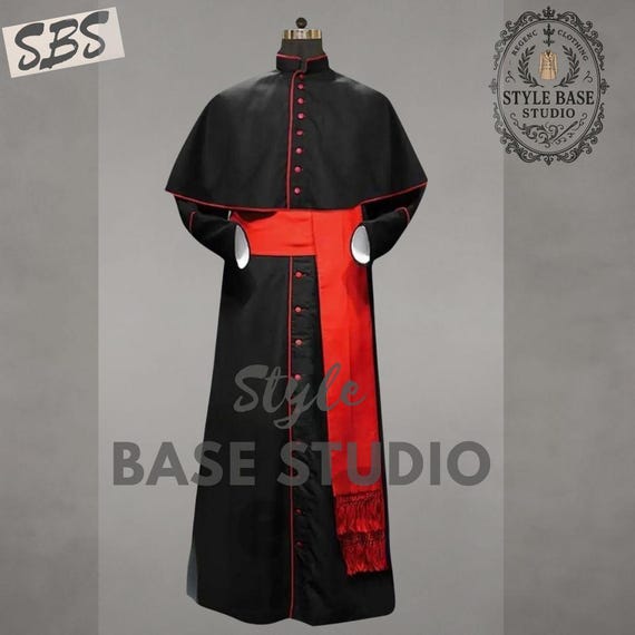 伝統的な黒と赤の司祭用カソックローブ - 聖職者用祭服 - カトリック