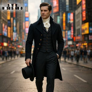 Könnte beinhalten: Ein Mann in einem schwarzen Dreiteiler und einem Mantel, der einen schwarzen Zylinder hält. Das Outfit beinhaltet ein weißes Jabot. Der Text "STYLE BASE STUDIO" ist sichtbar. Der Hintergrund ist eine Stadtstraße mit verschwommenen Lichtern und Menschen.