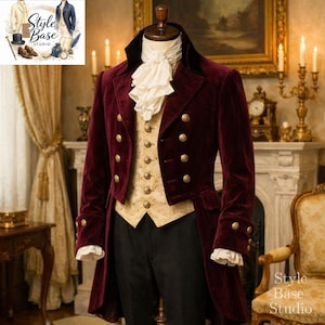 Op de afbeelding: Een bordeauxrode fluwelen jas met gouden knopen, gecombineerd met een goudkleurig brokaatvest en een zwarte broek. Een witte gefranjerde cravat en manchetten maken het historische ensemble compleet. De tekst "Style Base Studio" is inbegrepen.