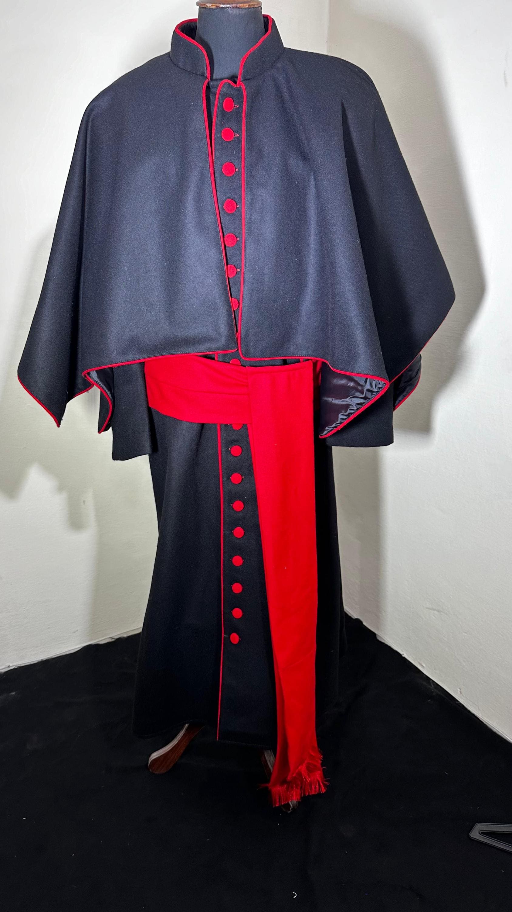 伝統的な黒と赤の司祭用カソックローブ - 聖職者用祭服 - カトリック