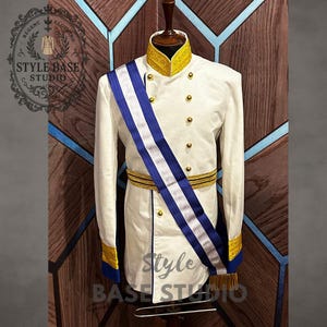 Jaqueta masculina branca para desfile militar – Uniforme de oficial real com faixa azul e enfeites dourados – Traje cerimonial histórico formal