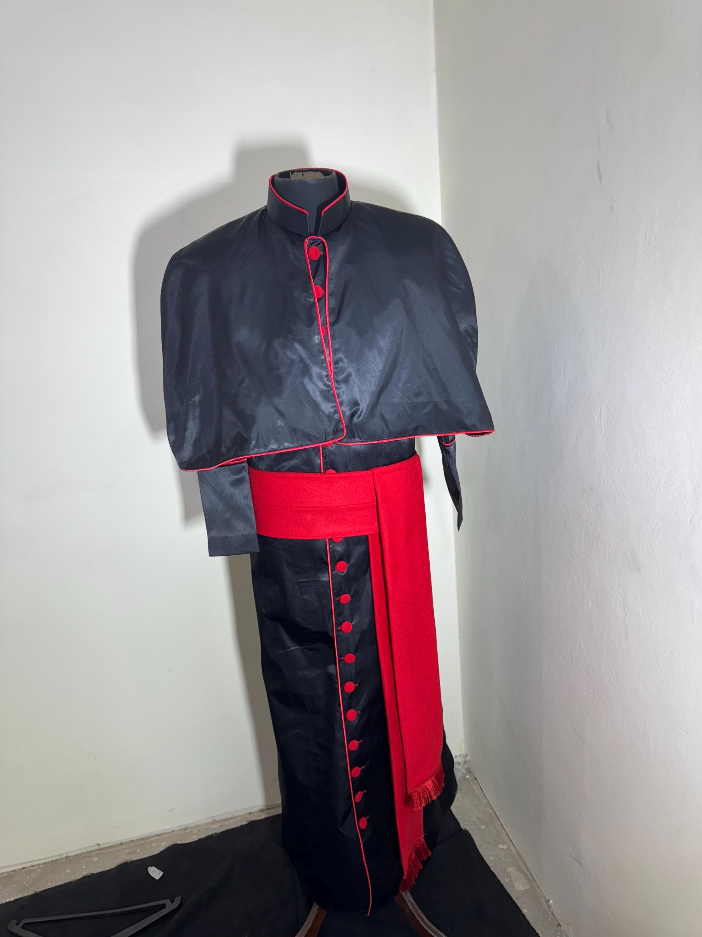 伝統的な黒と赤の司祭用カソックローブ - 聖職者用祭服 - カトリック