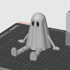 Op de afbeelding: Een lichtgrijze 3D-geprinte spookfiguur met zwarte ovale ogen. Het spook zit met beweegbare armen en benen. De figuur staat op een zwart rasteroppervlak. Het woord "Untitled" is zichtbaar.
