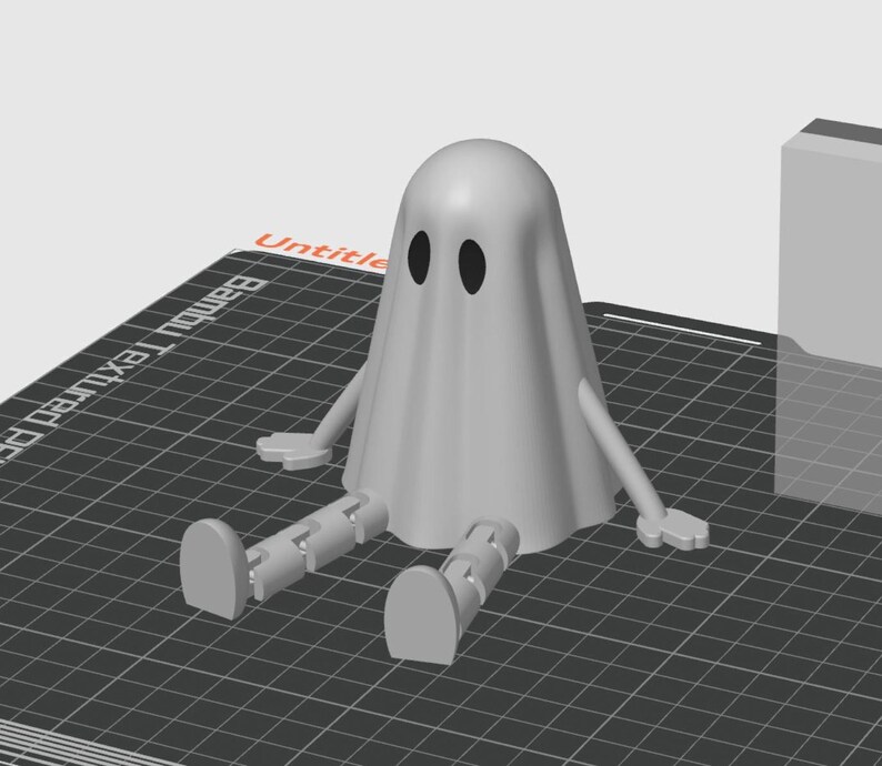Op de afbeelding: Een lichtgrijze 3D-geprinte spookfiguur met zwarte ovale ogen. Het spook zit met beweegbare armen en benen. De figuur staat op een zwart rasteroppervlak. Het woord "Untitled" is zichtbaar.