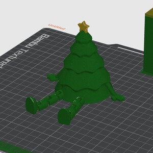 Puede incluir: Figura de &aacute;rbol de Navidad verde impresa en 3D con una estrella dorada en la parte superior. El &aacute;rbol tiene brazos y piernas, lo que le da un aspecto caprichoso. La palabra "Untitled" es visible.