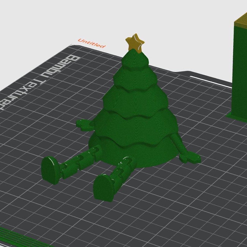 Puede incluir: Figura de &aacute;rbol de Navidad verde impresa en 3D con una estrella dorada en la parte superior. El &aacute;rbol tiene brazos y piernas, lo que le da un aspecto caprichoso. La palabra "Untitled" es visible.
