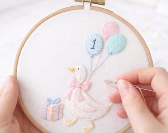 Motif de broderie à la main d'anniversaire d'oie, lot de 11 ballons d'oie et modèle PDF à coudre, cadeau brodé héritage pour enfants