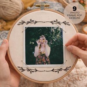 Może przedstawiać: Biały ceramiczny kubek z czarnym uchwytem i napisem "But First, Coffee" czarną, odręczną czcionką. Kubek stoi na białej powierzchni.