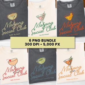 K&ouml;nnte beinhalten: Sechs T-Shirts mit Cocktail-Grafiken und dem Text "Mahjong Social Club". Jedes Shirt zeigt ein anderes Cocktail-Design und einen einzigartigen Satz. Die Shirts sind in verschiedenen Farben erh&auml;ltlich, darunter Grau, Wei&szlig; und Creme.