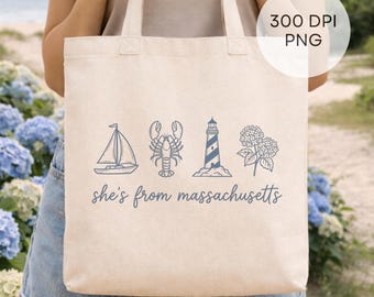 Könnte beinhalten: Beige Tragetasche mit blauem nautischem Design, das ein Segelboot, einen Hummer, einen Leuchtturm und Blumen zeigt. Darunter steht der Text "she's from massachusetts".