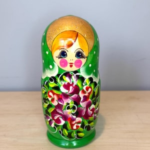 Vintage Russian Nesting Dolls / Set of 5 Matryoshka Dolls / Wooden Hand Painted Vibrant Colors / Floral Kitschy Decor Beautiful Dolls
