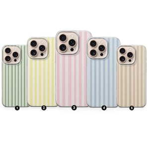 Può includere: Cinque custodie per telefono con motivi a righe verticali in colori pastello: verde, giallo, rosa, blu e beige. Ogni custodia ha un bordo trasparente attorno agli obiettivi della fotocamera.