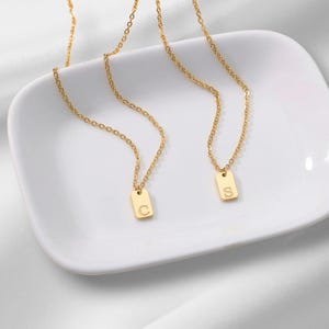Collar con letra inicial cuadrada diminuta para mujer / Collar con letra grabada de acero inoxidable chapado en oro / Joyería estética de cumpleaños