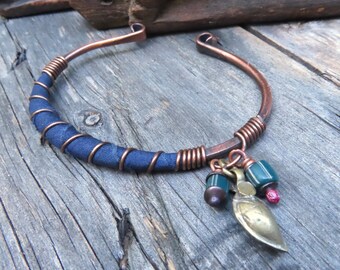 Kupfermanschette im Sari-Stil, verstellbares, handgefertigtes, kaltgeschmiedetes Armband mit Anhängern