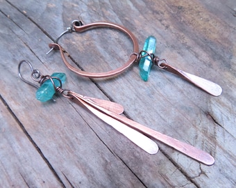 Asymmetrische Ohrringe aus Aura-Kristall und Kupfer mit Ohrhaken aus Sterlingsilber in Aquamarin