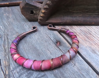 Handgefertigtes, gehämmertes Kupferarmband mit Batikmuster. Verstellbar und farbenfroh.