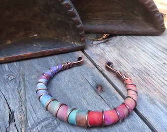 Handgefertigtes, gehämmertes Kupferarmband mit Batikmuster. Verstellbar und farbenfroh.